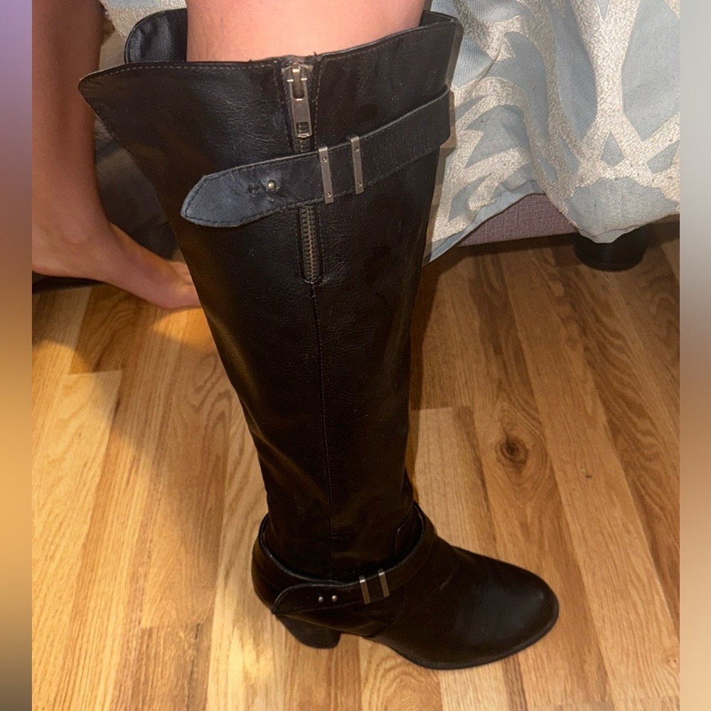 Black heeled boots